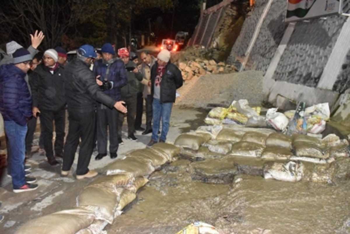 जोशीमठ भू-धंसाव मामला : सीएम धामी आज करेंगे समीक्षा बैठक, विशेषज्ञों ने किया निरीक्षण जोशीमठ भू-धंसाव मामला : सीएम धामी आज करेंगे समीक्षा बैठक, विशेषज्ञों ने किया निरीक्षण